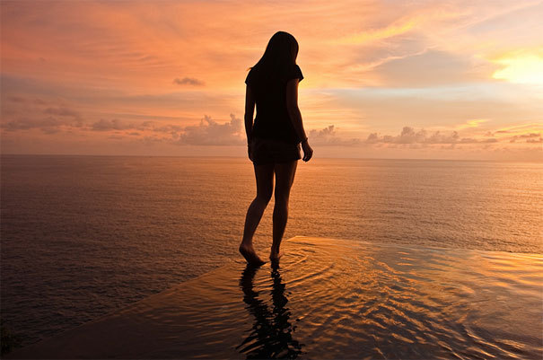 mujer-caminando-agua-ataredecer